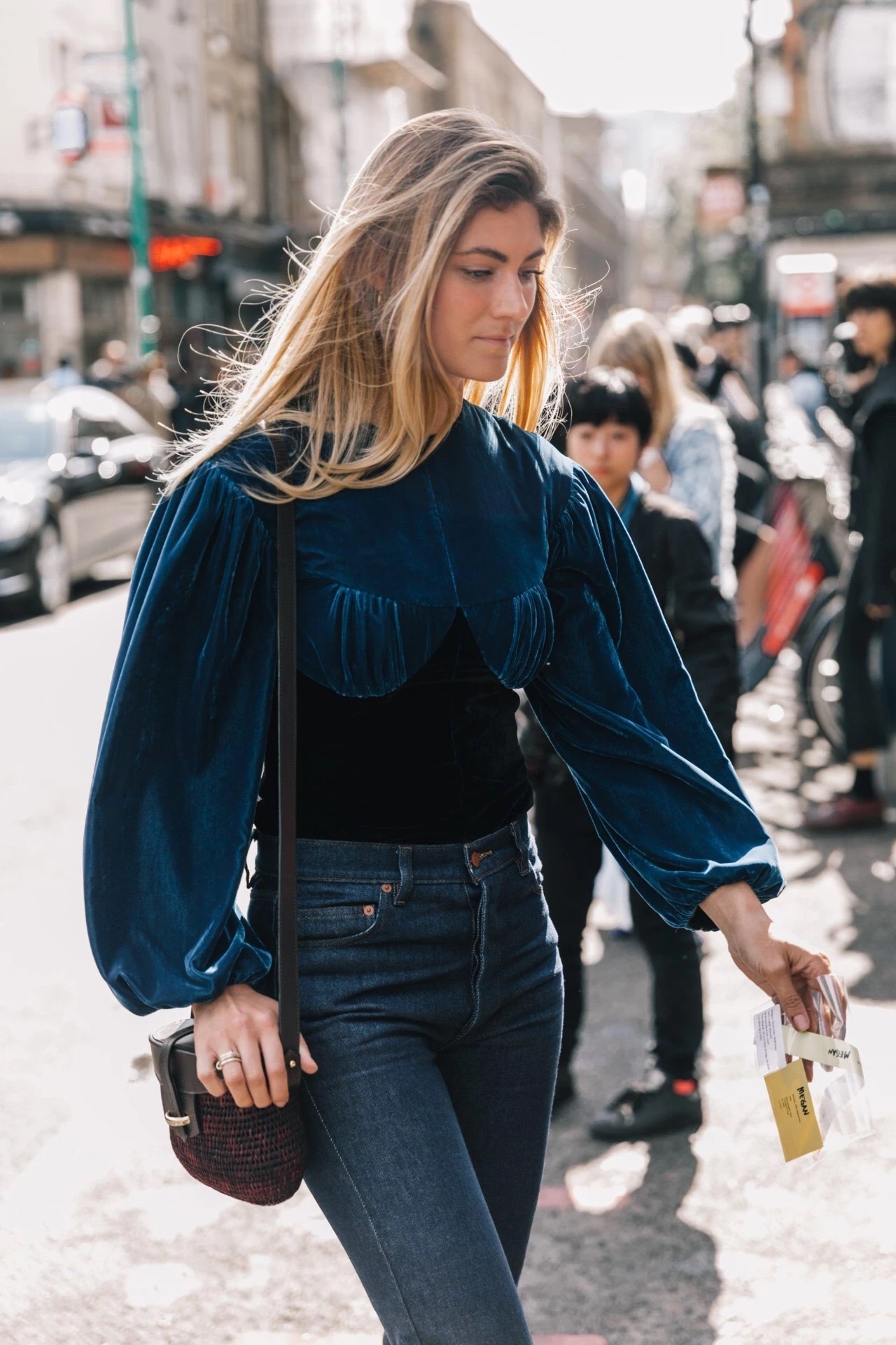 军嫂张馨予穿粉裙尽显娇艳,升级辣妈