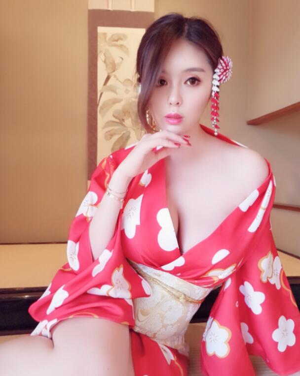 斗鱼美女主播张琪格现身*牙虎**直播间网友纷纷猜测这是要跳槽？