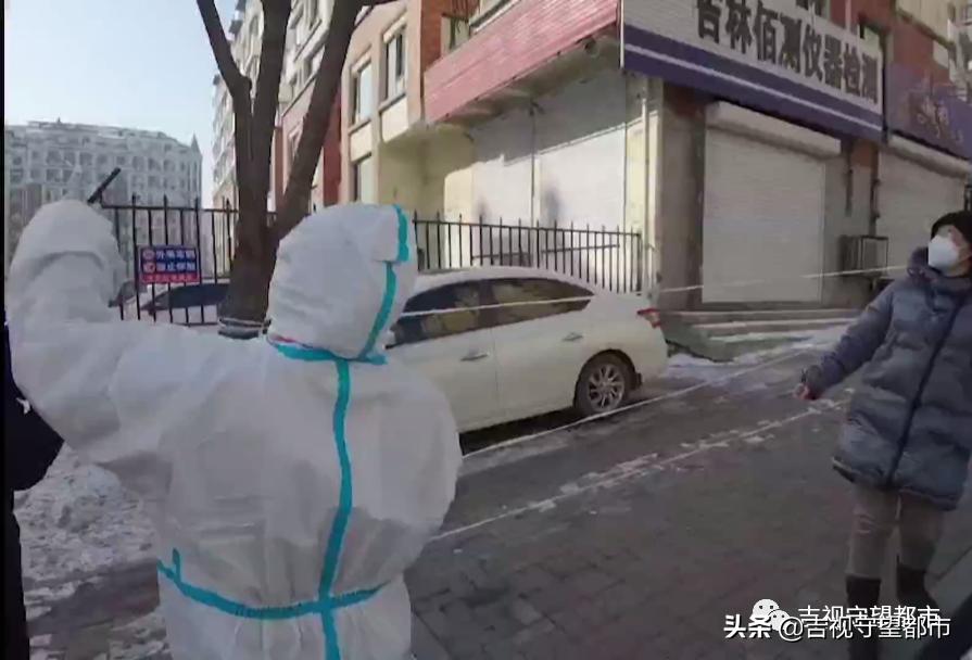 记者采访记录仪,记者探访超市送货到社区