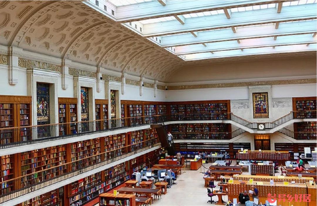 徜徉书籍海洋享受读书乐趣,徜徉在书海里面