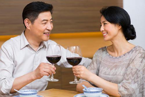 老公对婚姻不忠，情商高的女人不会去找第三者，而是会选择这样做