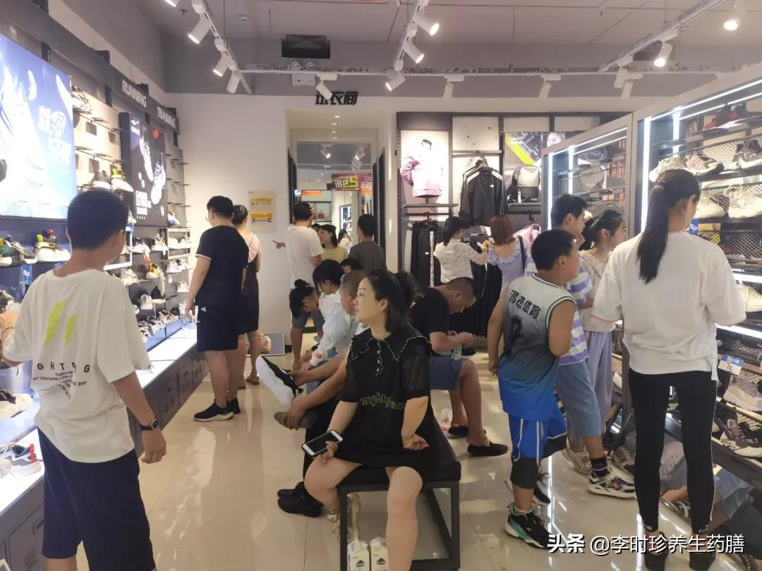 国货之光鸿星尔克照片,国货之光鸿星尔克个体专卖店