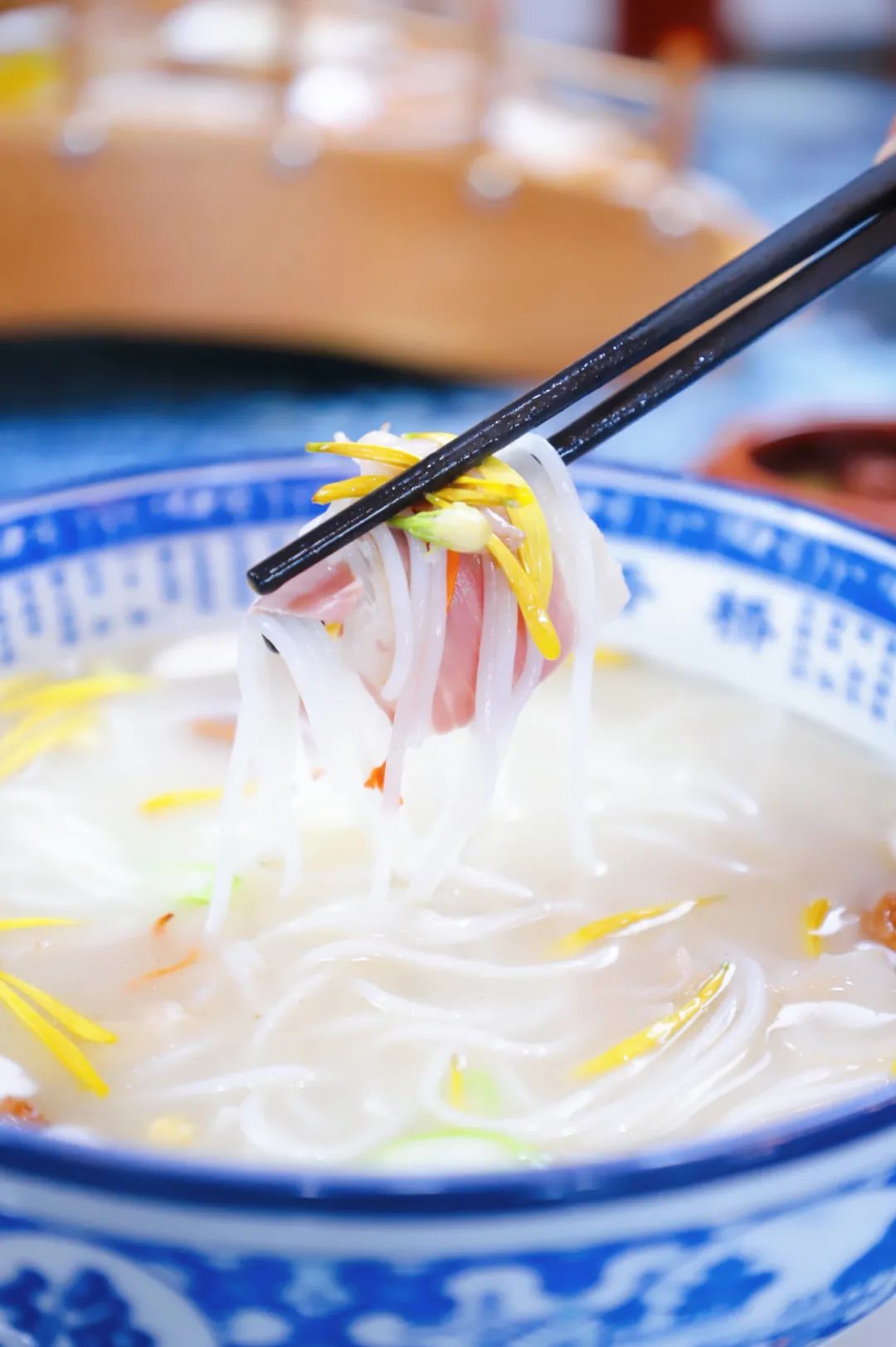 过桥米线汤底的简易做法,过桥米线汤底是什么做的