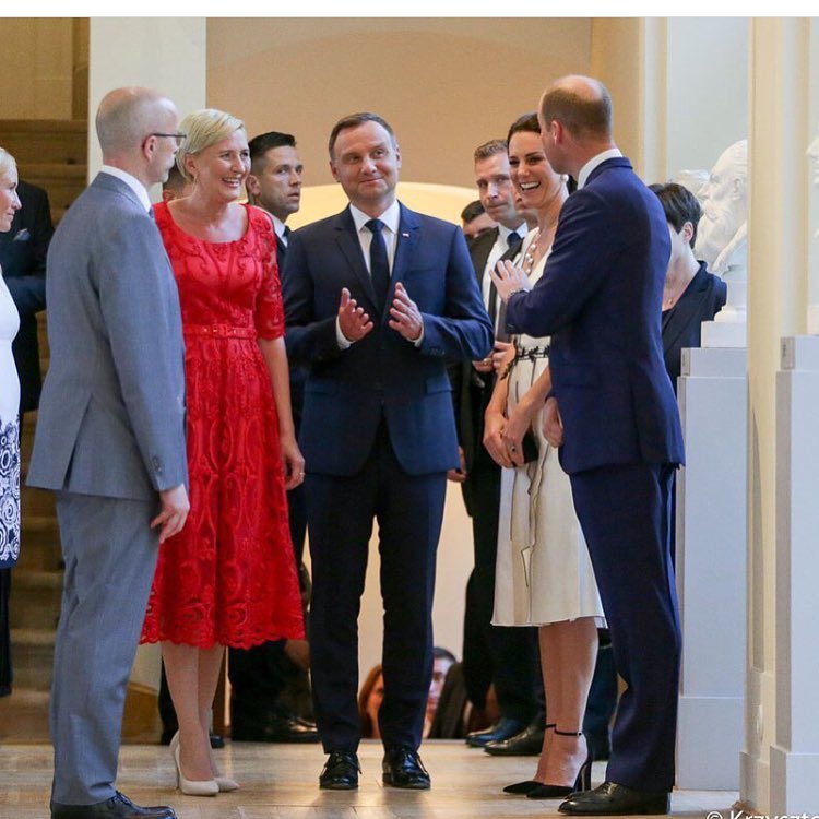 她打遍天下无敌手,红裙让丹麦王妃惨败,同框梅拉尼亚也是稳赢