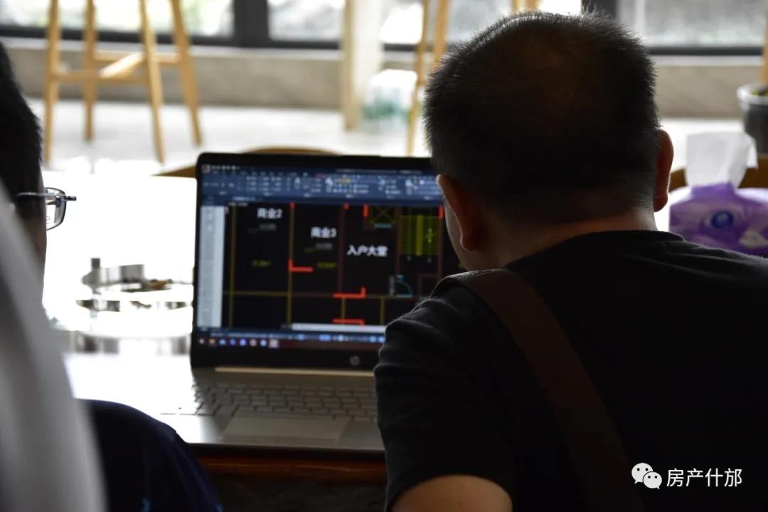 什邡多家本土开发商、施工方齐聚城西这栋叠拼内，所为何事？