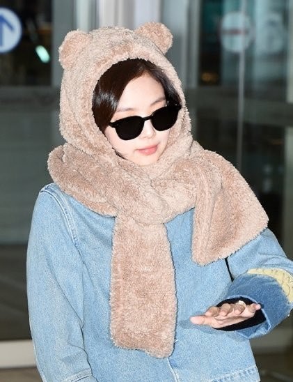 jennie穿的帆布鞋,jennie蓝色牛仔外套