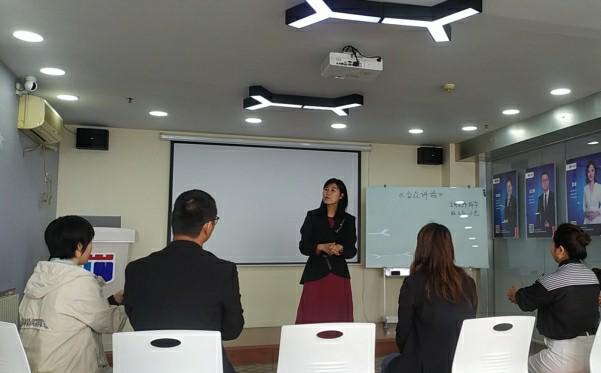 提升口才技巧培训现场,口才提升培训课程