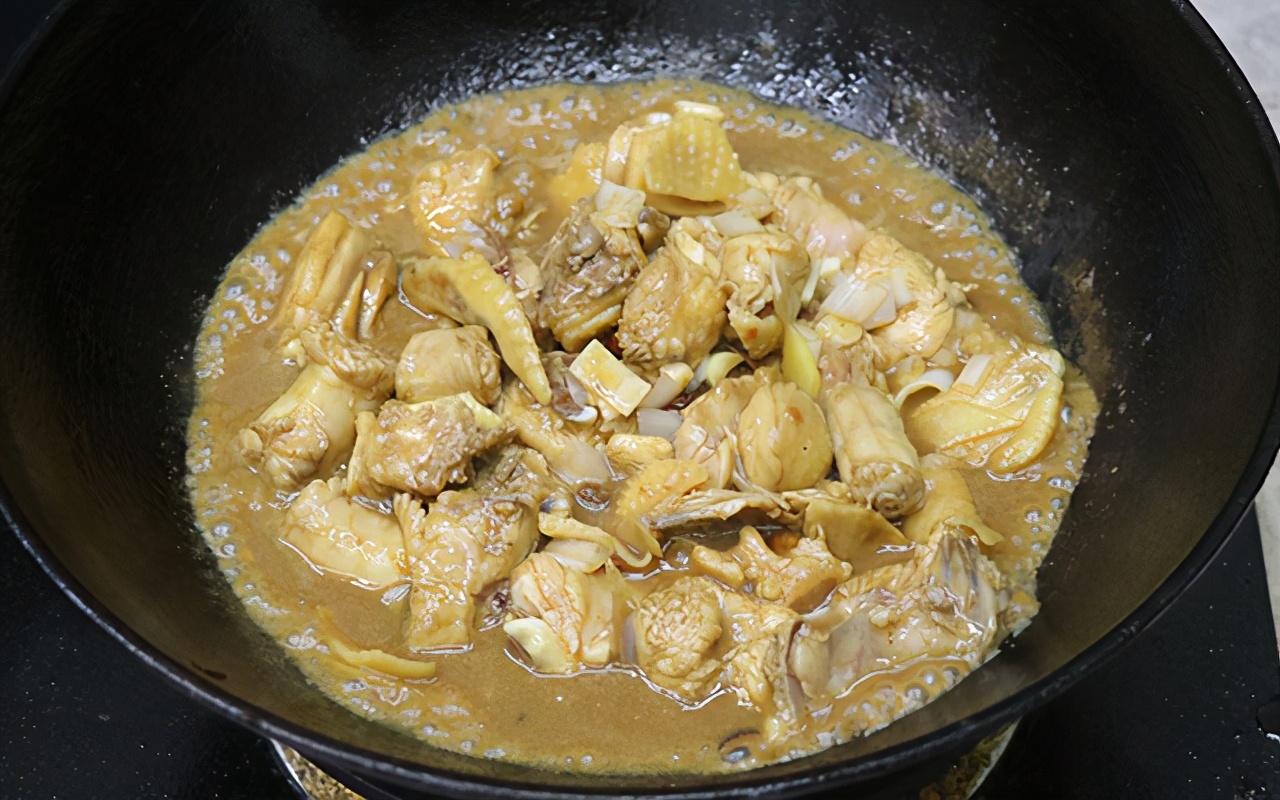 热门黄焖鸡这样做鲜嫩不柴,美味黄焖鸡简单易做又下饭