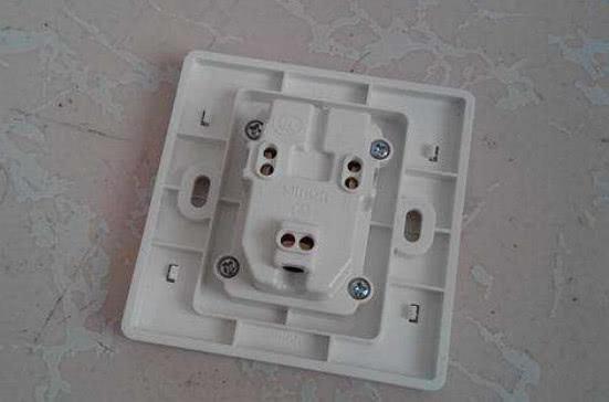 墙壁松动插座固定不住怎么办,墙上插座松了怎么固定