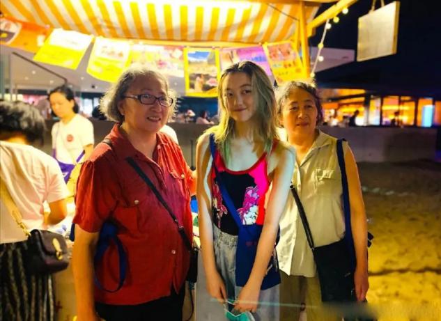 14岁李嫣太早熟，留长发穿针织衫凹紧致曲线，露白皙美腿秀妩媚