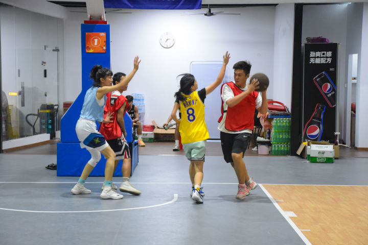 在叩丁狼1024怎么过？当然是“打爆”校长，挑战高颜值篮球博主