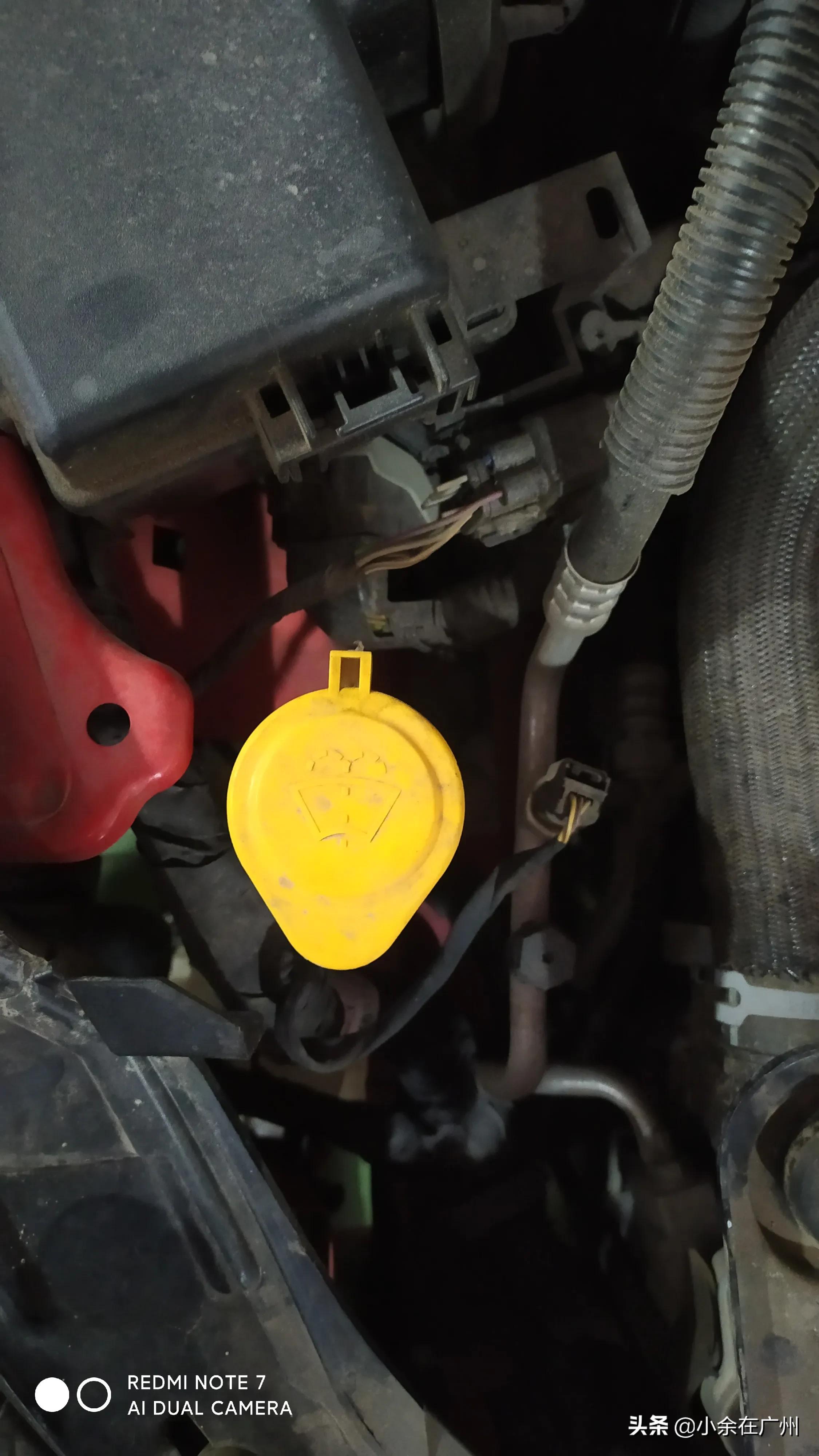 汽车哪个是雨刮水箱,汽车哪个位置放雨刮水