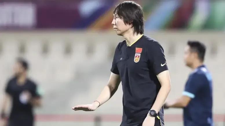 无知胆怯盲目固执！四场球四宗罪表现不及格！后面只能赢平就回家