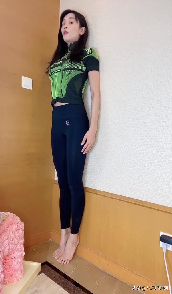 张蓝心穿黑色皮裤,张蓝心穿健身裤