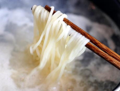 做凉面的过冷水好不好,做凉面为什么要碱面