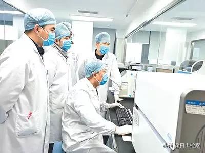 党旗在战疫一线高高飘扬,战疫一线党旗高高飘扬