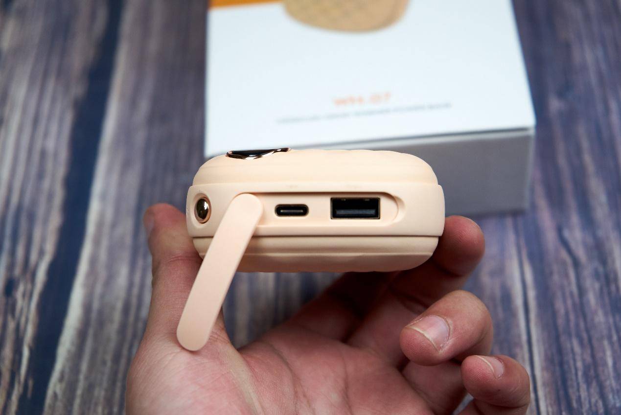 既是充电宝又是暖宝宝,既是充电宝又是插头