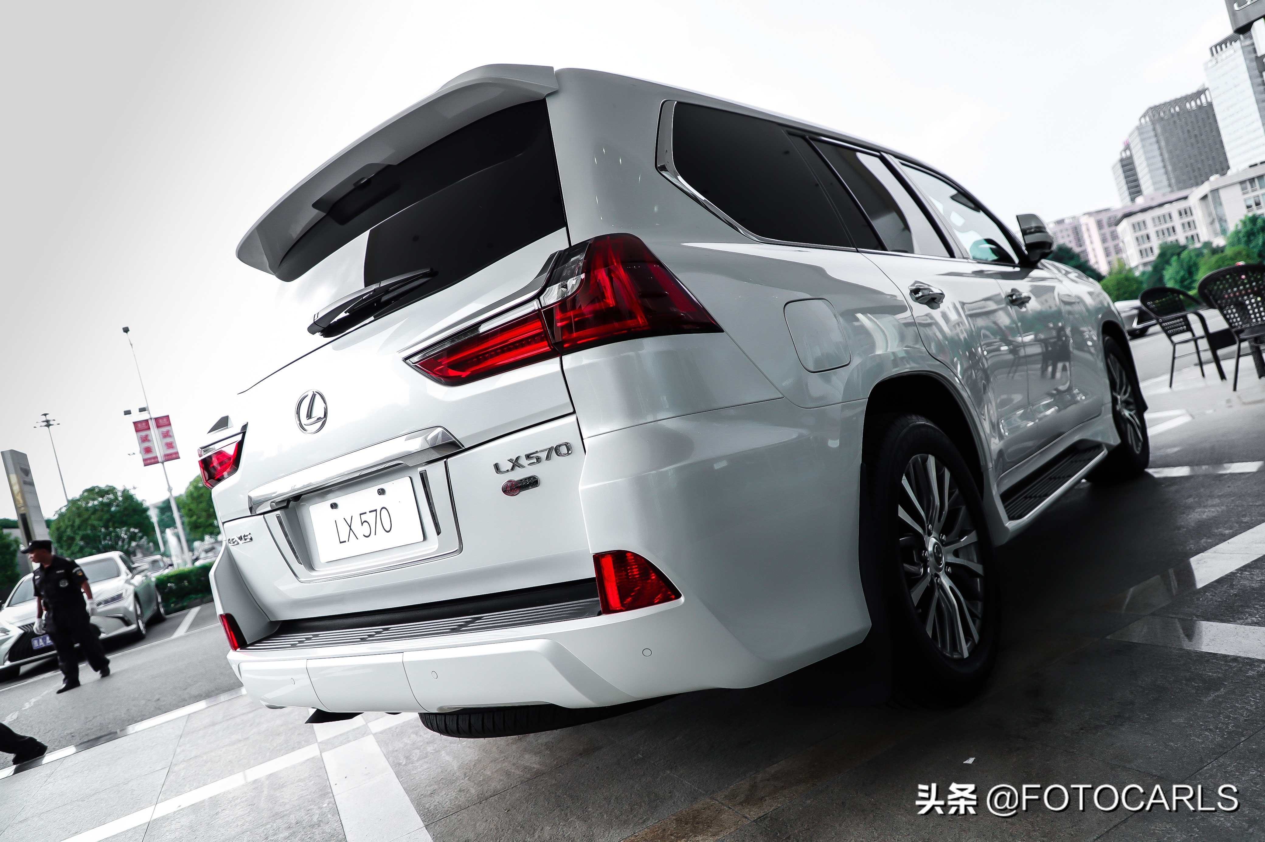 雷克萨斯lx570和g63,雷克萨斯lx5702021款对比奔驰g63