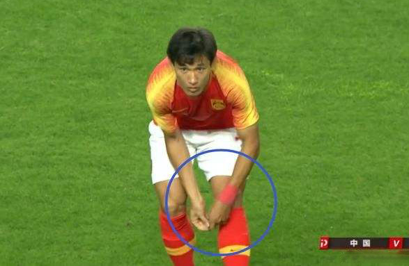 他是上港夺冠功臣,因3次停球失误饱受争议,领国足史上最大罚单