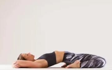 腰腹易囤肉？多是经络不畅，每天这么躺1分钟，久坐也不长肉