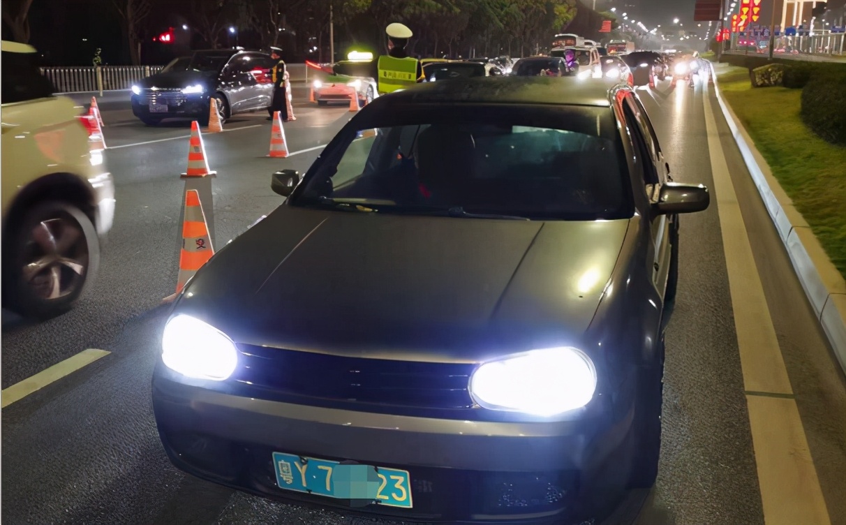 男子春节假期开车来珠海玩几天，没想竟收到“8080”罚单！