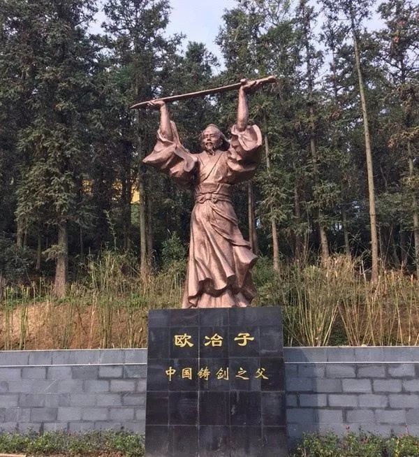 老农捡到古董宝剑竟然价值800w,专家文物低价买进高价卖出