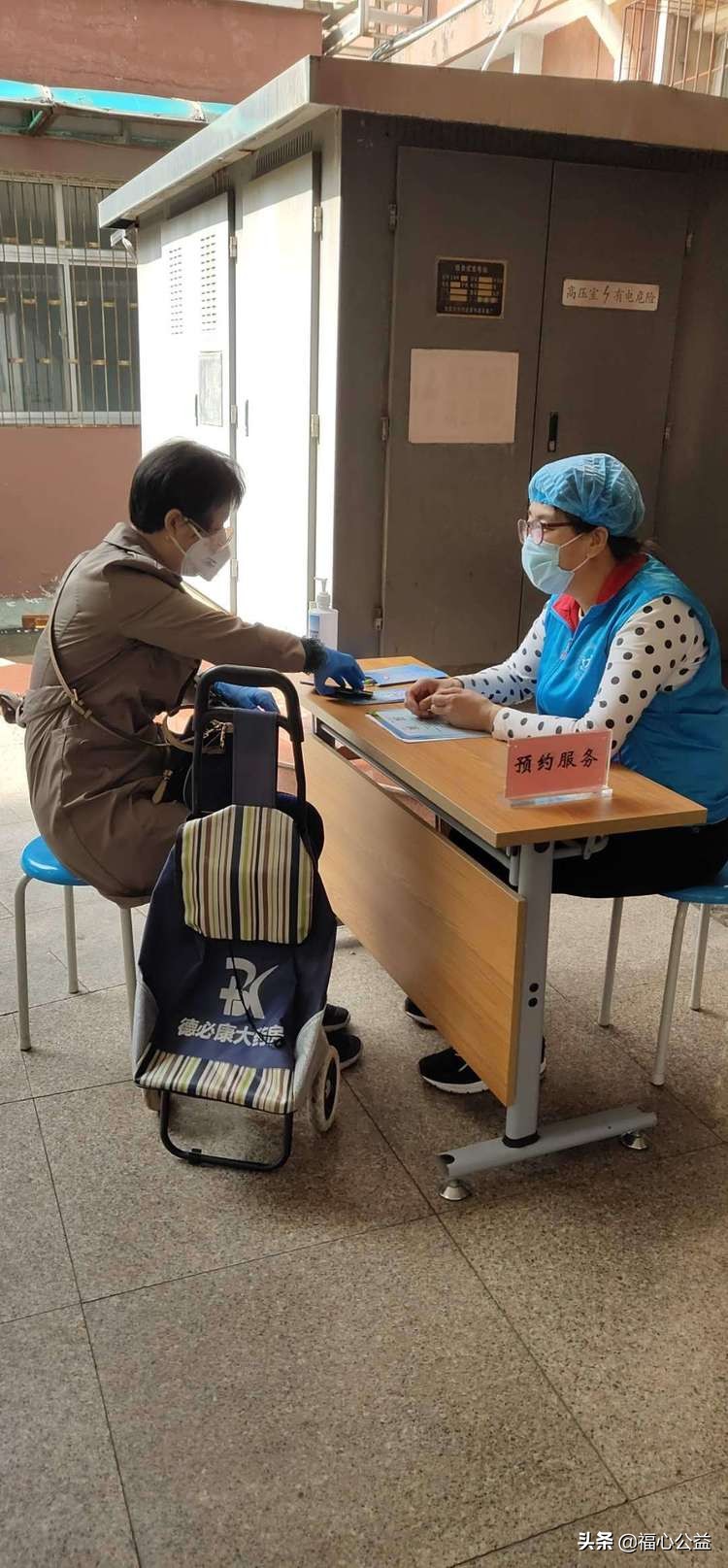 医院志愿者服务队,医院志愿者坚持上岗