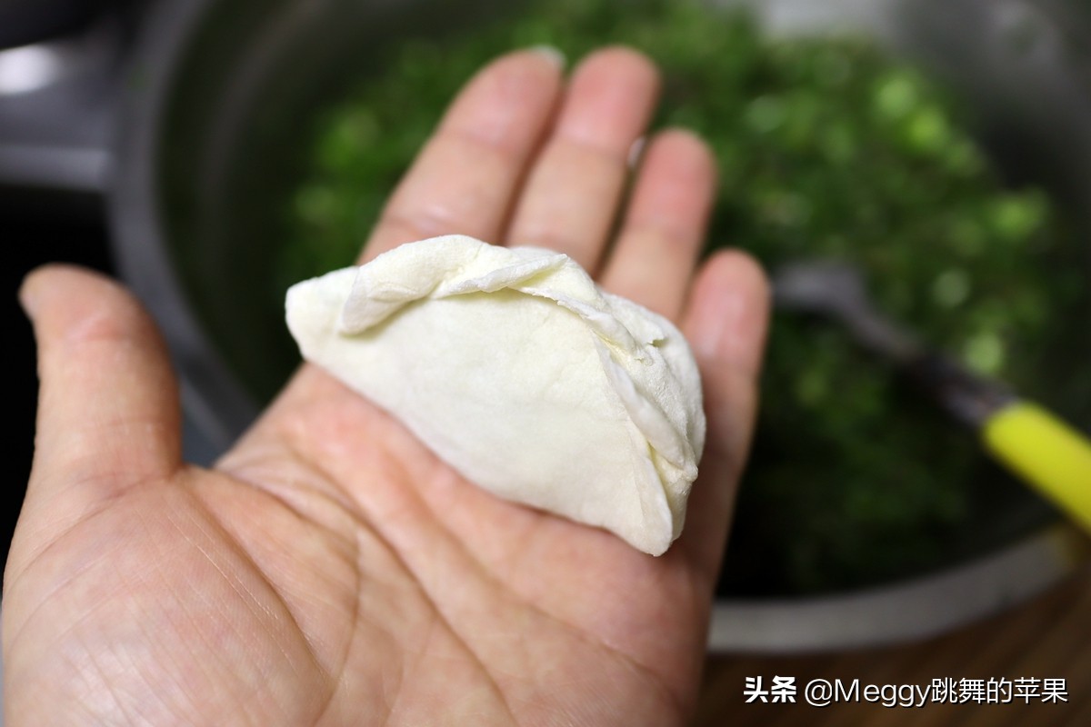 我家吃饺子一锅俩馅，喜欢哪个夹哪个，从没失手过，吃到肚撑