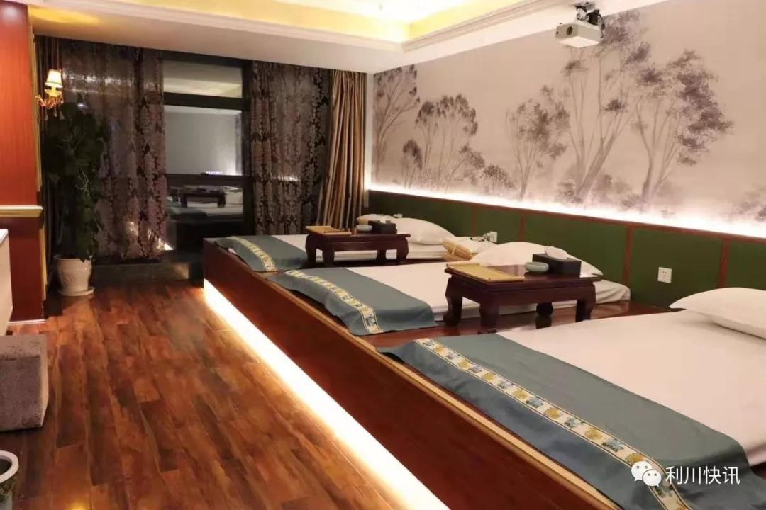 很多利川人到“东城路88号新世界国际酒店10楼”干什么了？