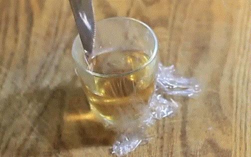 衣服皱了别熨了,衣服皱了不用熨斗怎么熨平