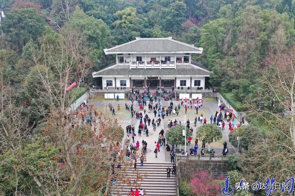 登顶凤凰山俯瞰达城风光,记者拍摄的现场画面