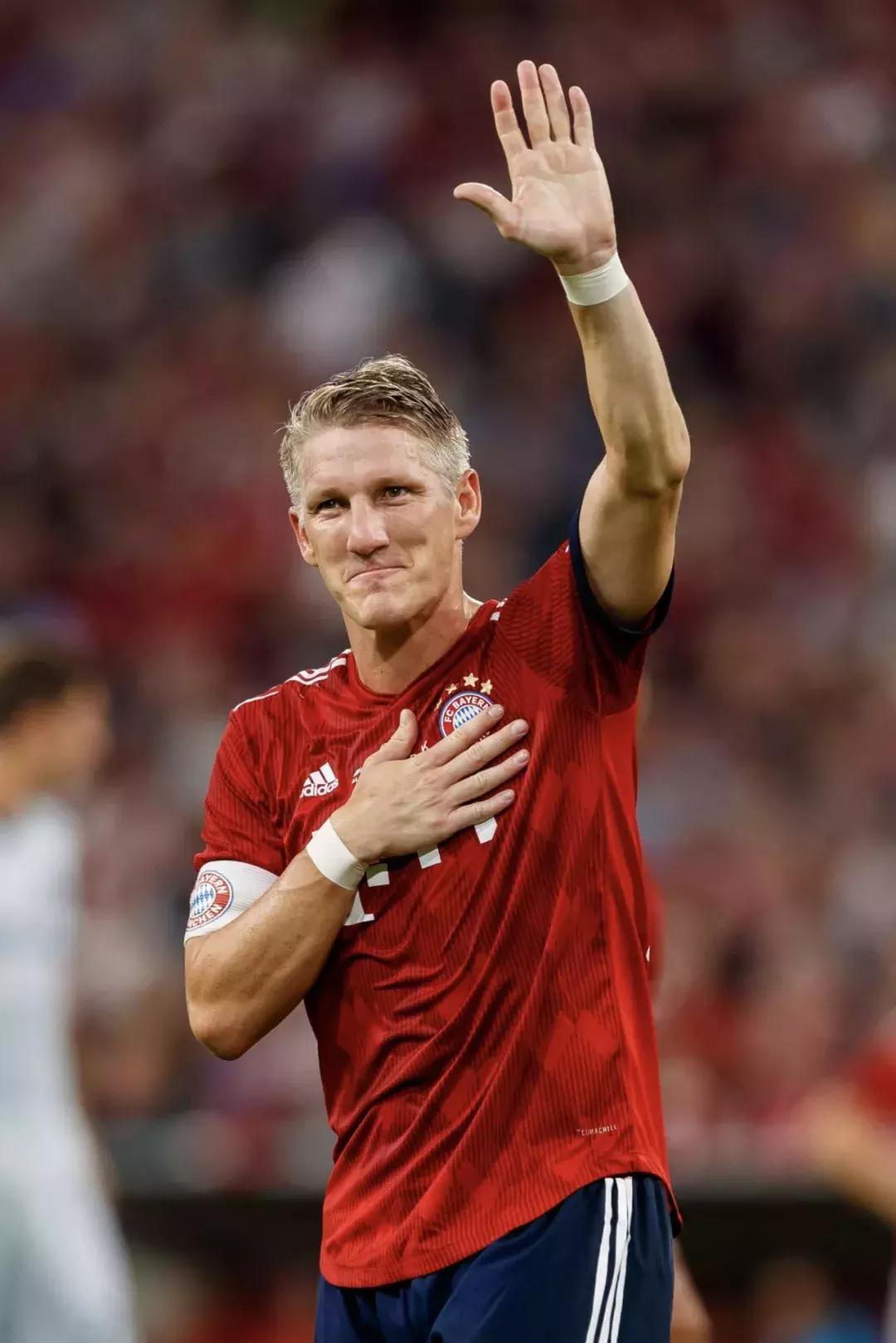 施魏因斯泰格血洒赛场挥手,施魏因斯泰格帅气视频