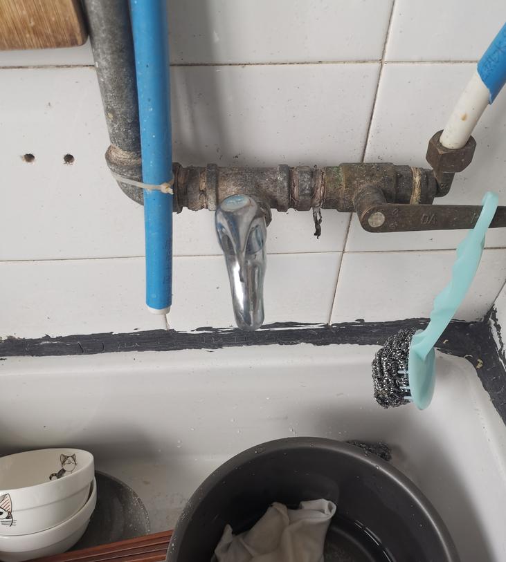 厨房水龙头底座与台面接触面漏水,厨房水龙头溅水到台面上