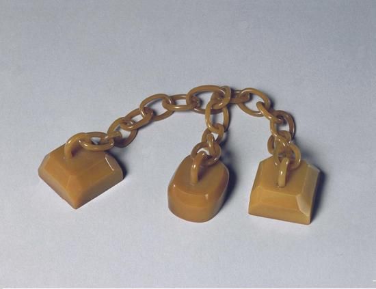 鸡血石与田黄石的结合,硬田黄石与田黄石