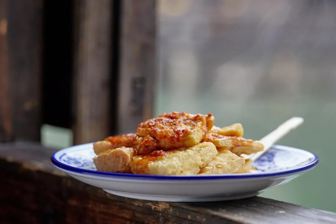 一到10月挤破头，这小镇也太好吃了吧