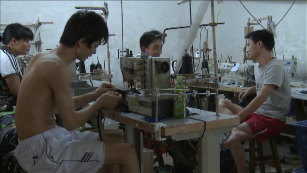 12年前的东莞制衣厂，一栋楼里17家工厂，1平米月租金10块