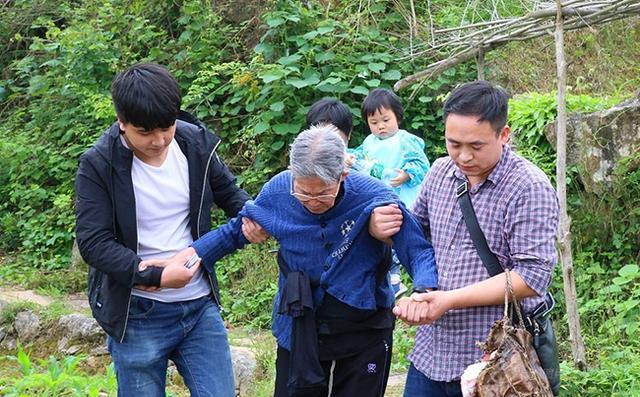 九旬孤寡老人22年在大山建活人墓,92岁孤寡老人22年为自己建活人墓