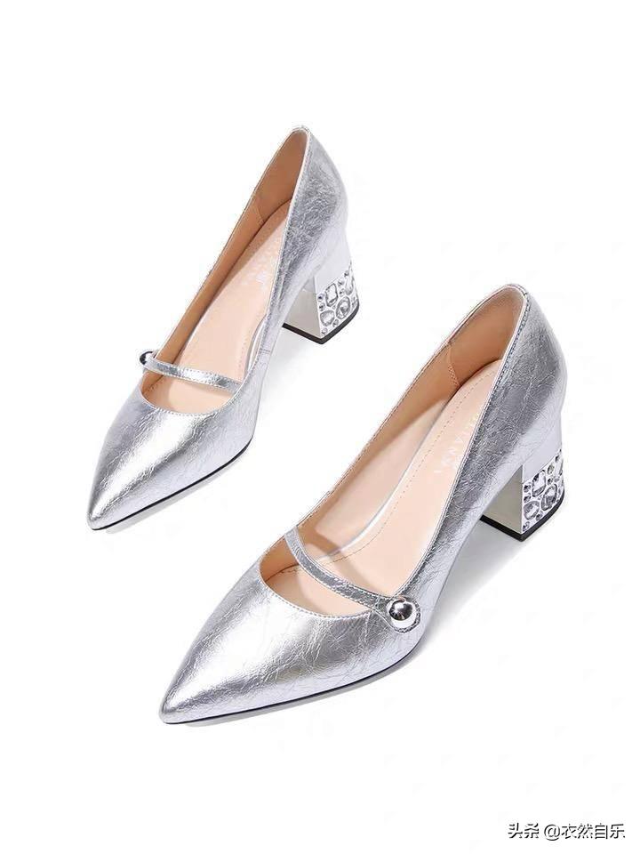 粗跟凉鞋不露脚趾穿搭,粗跟凉鞋搭配什么衣服好看