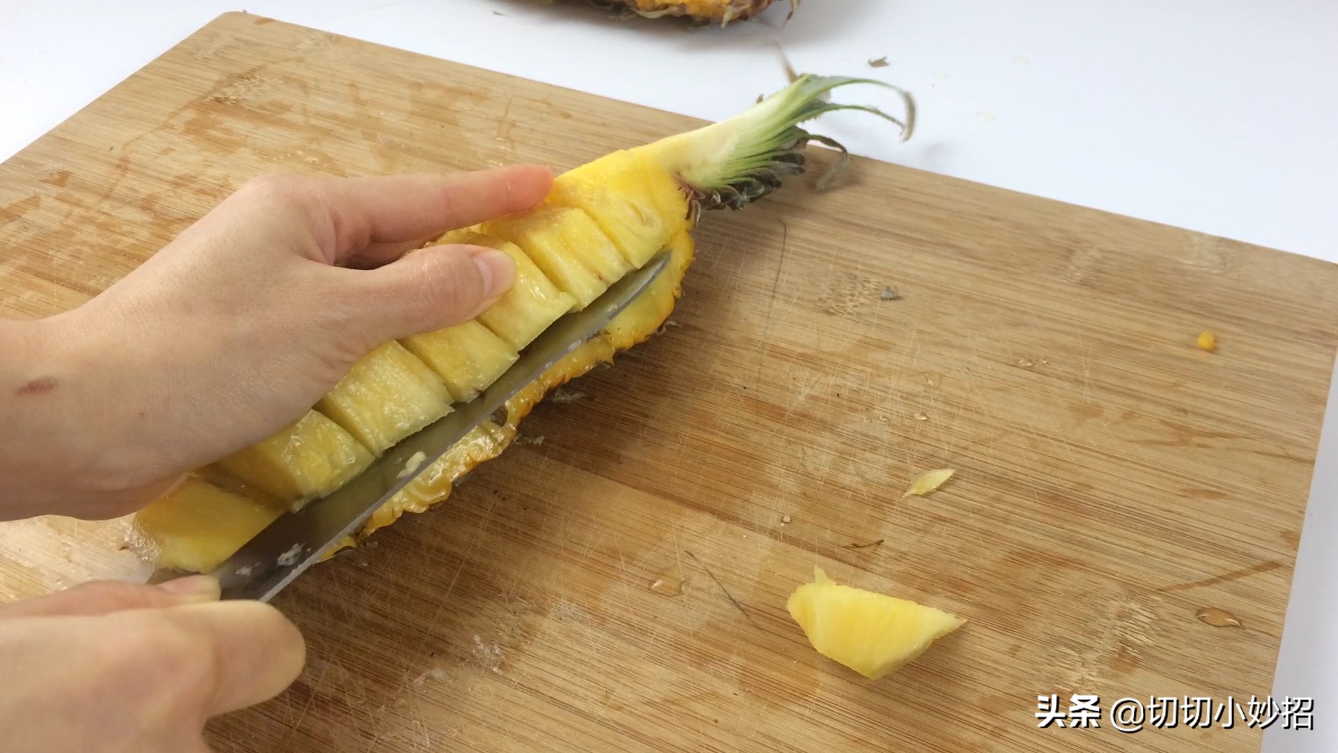 原来切菠萝这么简单不挖眼不削皮,在家切菠萝的有效办法