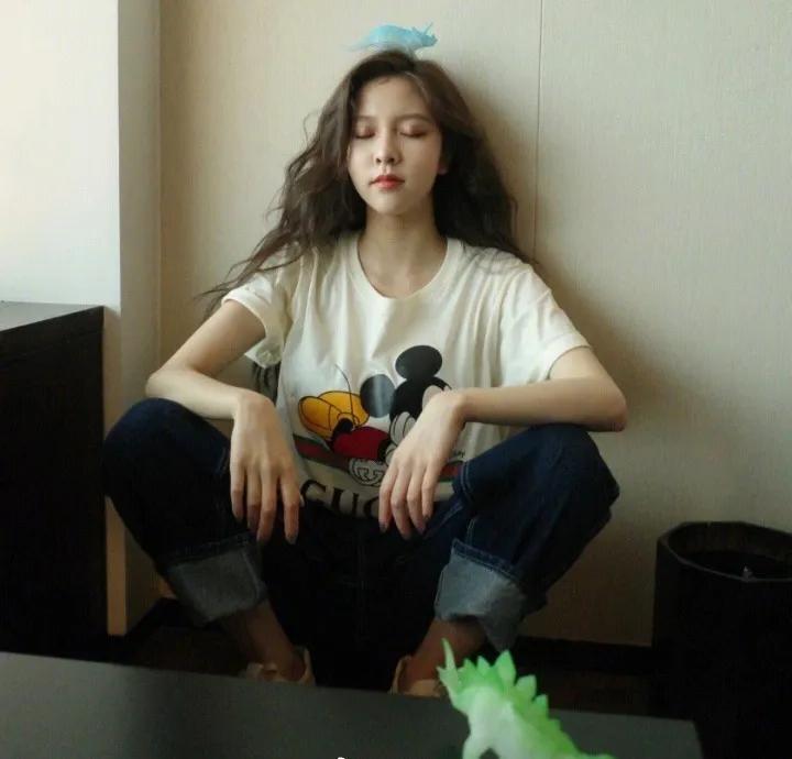 今年流行的t恤搭配减龄显年轻,今年最流行的减龄t恤白色