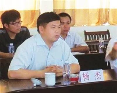 副县长再觅新欢，却被旧*妇情**围堵群殴！