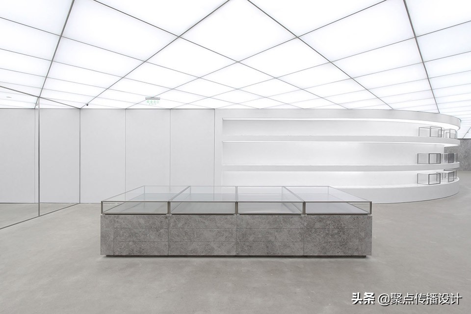 这些店里：有一家是“谢娜”的店猜猜是第几张！