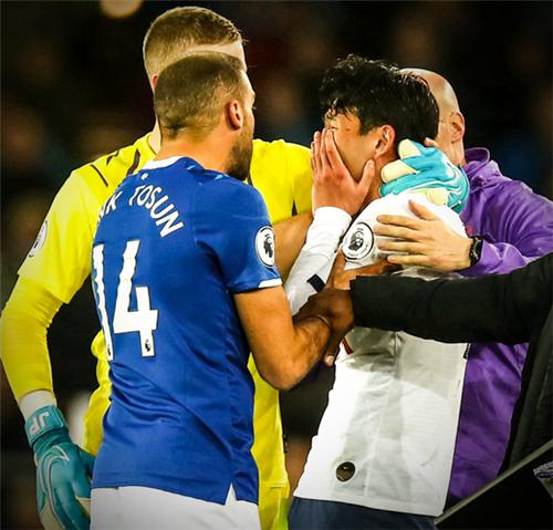 慎点铲球导致戈麦斯脚踝90度变形,戈麦斯断腿还能踢球吗