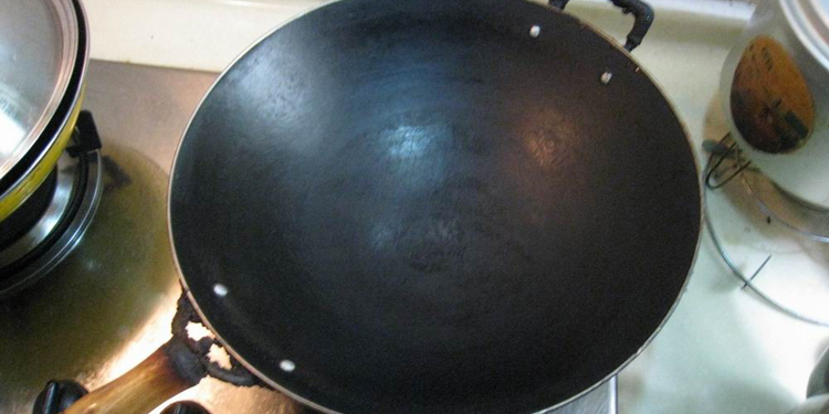 同样是铁锅应该怎么选择,不粘锅炒锅和传统铁锅哪个好