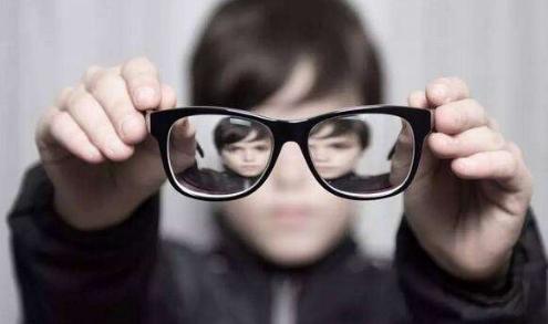 准分子全激光和全飞秒哪个伤害小,准分子激光近视手术好还是飞秒好