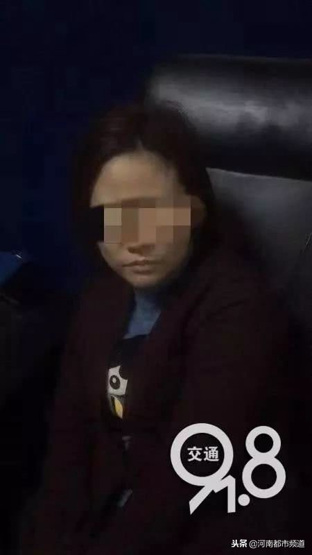 杭州一年轻女子走路扭捏,原来是在裤裆藏这个!民警火眼金睛识破