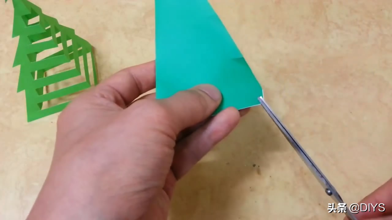 手工剪纸圣诞树需要什么材料,圣诞树剪纸手工8-10岁