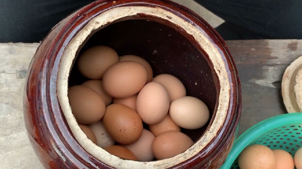 腌鸡蛋只放盐的做法,腌鸡蛋最好吃的方法不放盐