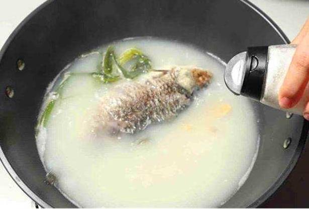 炖鱼加这1步鱼鲜汤白美味至极,如何炖鱼能炖出白汤教你两招