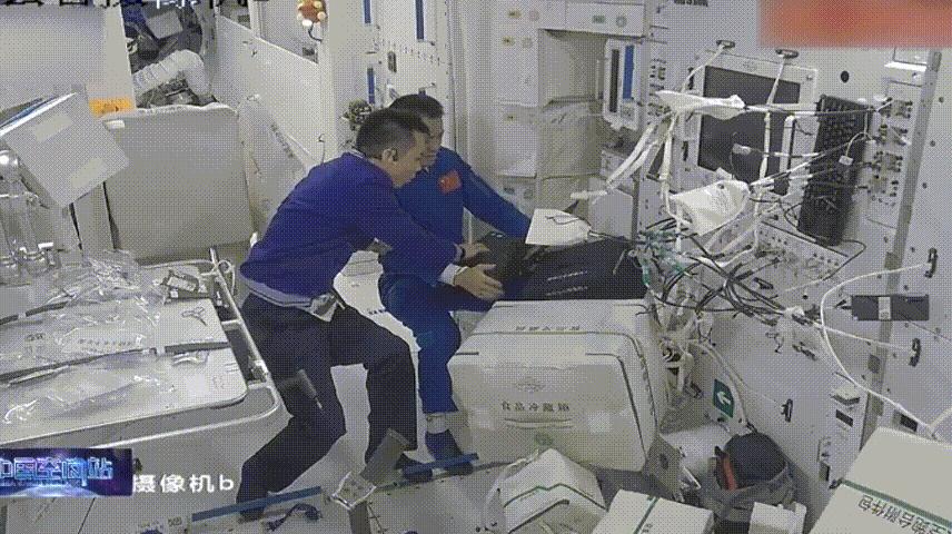 航天员穿航天服的原因,外国航天员穿中国航天服